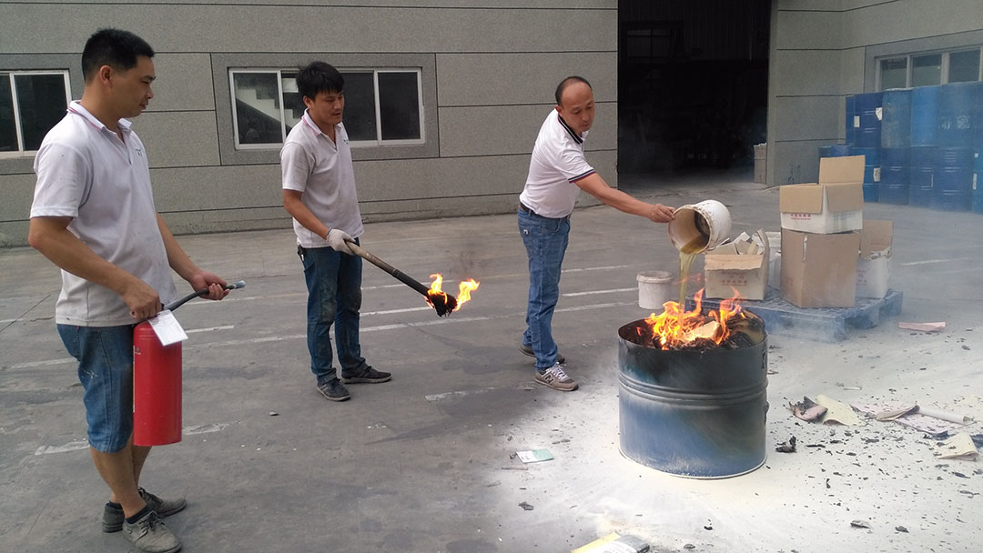粤马木器漆涂料员工使用灭火器