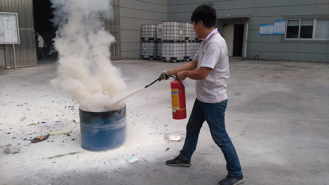 粤马木器漆涂料员工使用灭火器