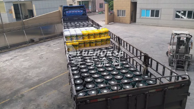 粤马真石漆配货完成,货车等待出发